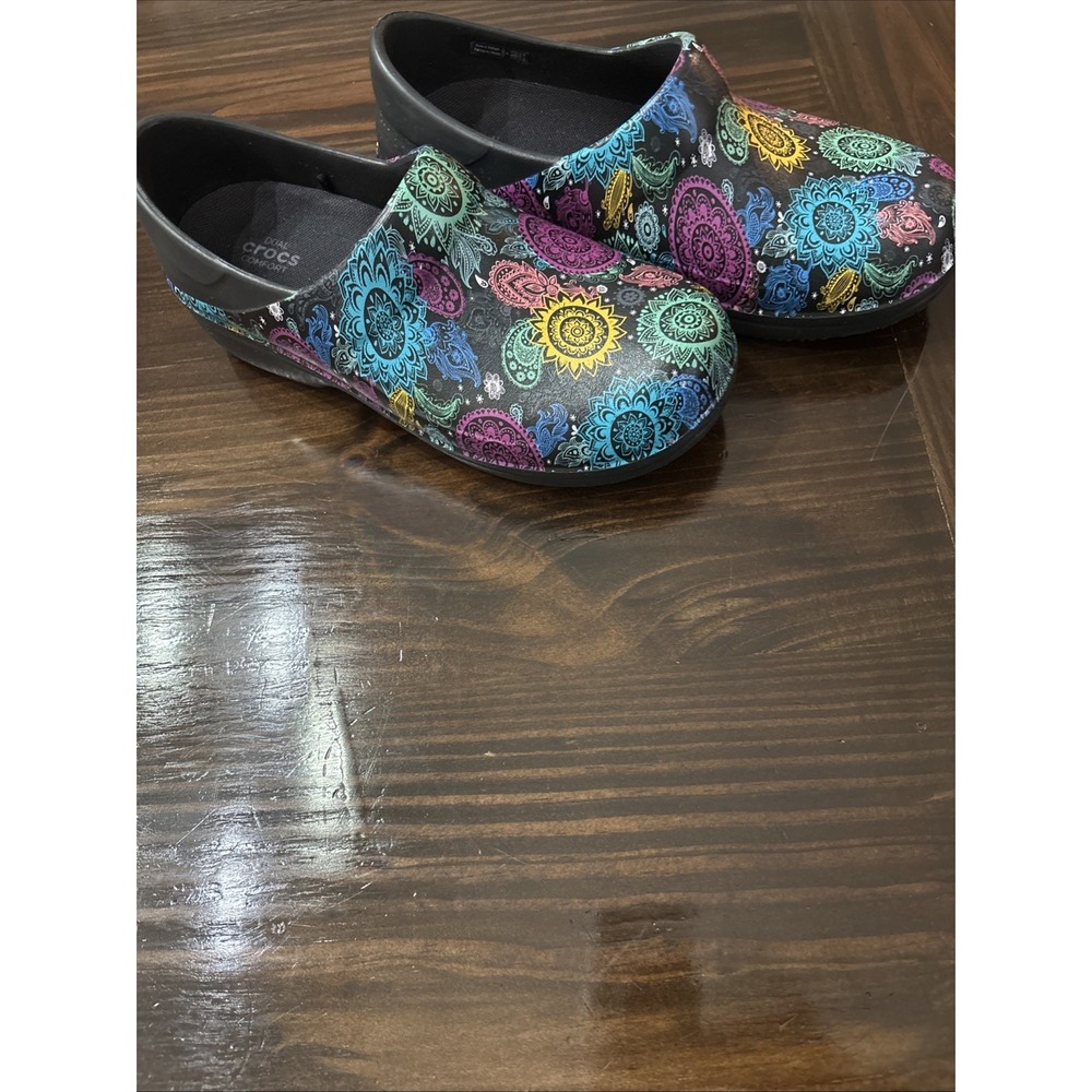 Crocs Clogs Womens Neria Pro II Paisley Mandala Multicolor Nursing Shoes Size 8